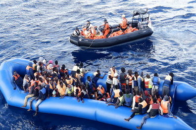 نگرانی از سرنوشت 100 مهاجر به آب افتاده در نزدیکی لیبی