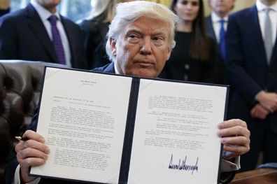 ترامپ فرمان اجرایی محدود کردن ورود مهاجران را امضا کرد