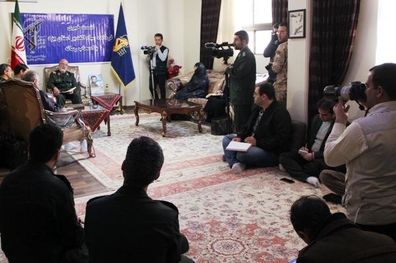 خبرنگاران و فرمانده سپاه الغدیر یزد در منزل شهید منتظرقائم