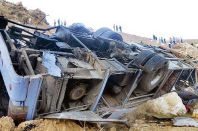 کشته و زخمی شدن 8 نفر در پی واژگونی اتوبوس در رفسنجان