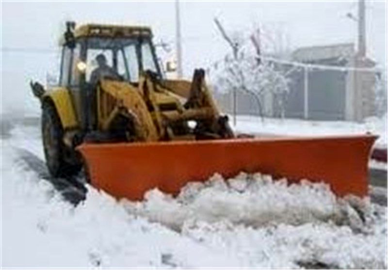 تلاش راهداران خلخال برای بازگشایی راه‌ها ادامه دارد/برف سنگین راه 150 روستا را بست