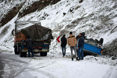 بارش برف در محورهای 11 استان/ ترافیک سنگین درآزاد راه تهران-کرج